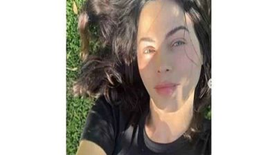 فضيحة.. ممثلة شهيرة تستعرض حملها بصور عارية تمامًا برفقة زوجها