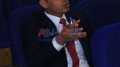 محمود شافعي متحدثا بندوة 