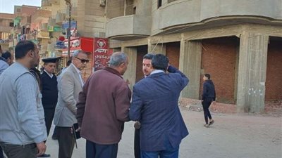 محافظ القليوبية يزيل طوابق مخالفة بأحد الأبراج السكنية في بنها
