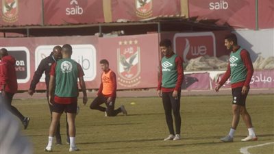 على هامش التدريب .. قياس الوزن للاعبين الأهلي أمام الرجاء