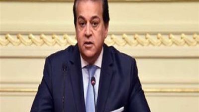 وزير التعليم العالي يستعرض تقريرًا حول مشروعات دعم التميز بالجامعات