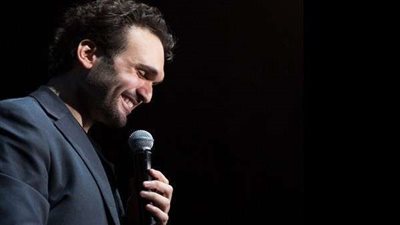 بسبب فنان مشهور سيدة تضع مولودها قبل موعده المحدد