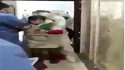 بالصور.. شاهد|  عُنف المسعفين أثناء محاولتهم إسعاف مرضى فيروس كورونا