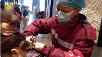 بالصور| ممرضات الصين يحلقن شعرهن خوفا من انتقال 