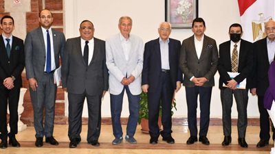 وزير الرياضة يعقد اجتماعاً مع وحدة السياسات بكامل هيئتها