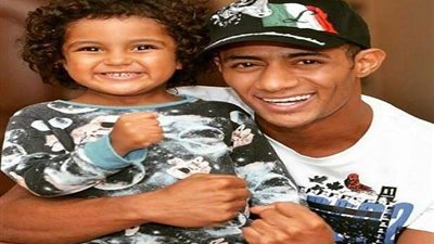 داخل طيارة والده.. نجل محمد رمضان يلعب 