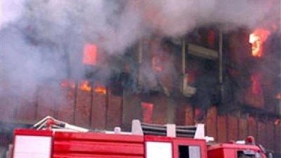 الدفع بـ 6 سيارات إطفاء لإخماد حريق مصنع بلاستيك بالسلام