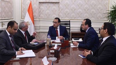 رئيس الوزراء يتابع مع محافظ الأقصر موقف إحياء طريق الكباش (صور)