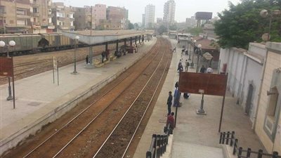 إصابة شاب بكسر إثر سقوطه من القطار بمحطة الزقازيق
