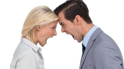 الصدمة.. رجل يهدد زوجته ويجبرها على الإجهاض بالإكراه| فيديو