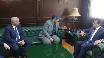 وزير التعليم العالي يزور أستاذ تجارة الإسكندرية المعتدى عليه ( بصور)