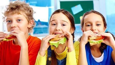 مع بدء الدراسة.. اللانشون والسجق فيهما سموم قاتلة