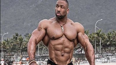 وفاة بطل كمال الأجسام العالمي سيدريك ماكميلان عن عمر يناهز 44 عاما