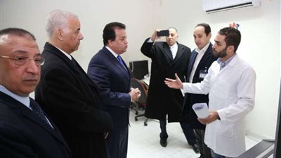 وزير التعليم العالي يتفقد مستشفى برج العرب الجامعي لعلاج أورام الأطفال