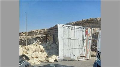 الإدارة العامة للمرور ترفع آثار حادث انقلاب سيارة نقل على أوتوستراد حلوان