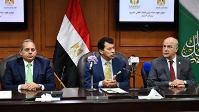 وزير الرياضة يشهد توقيع عقود 12 فرع للبنك الأهلي المصري بمراكز الشباب