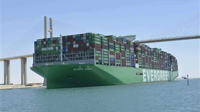 قناة السويس تشهد عبور السفينة العملاقة 