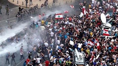 اشتباكات بين الشرطة الفرنسية والطلاب على خلفية نتائج المرحلة الأولى من الانتخابات الرئاسية