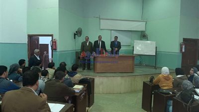 نائب رئيس جامعة بنها يتفقد سير العملية التعليمية بكلية الحقوق