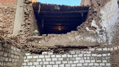مصرع ربة منزل وإصابة 4آخرين إثر سقوط جدار من الطابق الرابع عليهم بالمنوفية