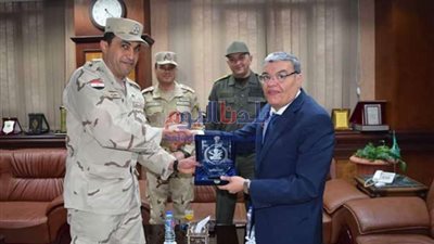 محافظ المنيا يكرم قائد قوات التأمين لانتهاء فترة عمله