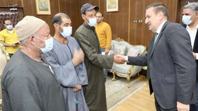 محافظ المنوفية يسلم مساعدات مالية عاجلة للأسر المتضررة من حريق حظائرهم بمنطقة المعهد الدينى بتلا