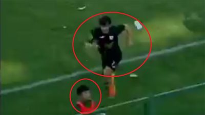 شاهد.. طرد لاعب تونسي اعتدى على طفل.. والسبب غريب