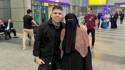 عمر كمال يدعوا لوالدته قبل سفرها لـ تأدية العمرة