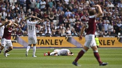 أوقفت القلوب وحبست الأنفاس.. إصابة مروعة بالدوري الإنجليزي