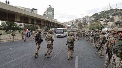 عاجل| النواب يتخذون من القنابل المسيلة للدموع دروعًا للمرور إلى البرلمان