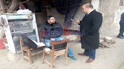 متطوعون يساعدون المواطنين في معرفة لجانهم الانتخابية بالجيزة