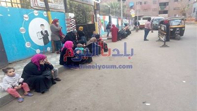 صور| السيدات يجلسون أمام اللجان الانتخابية بالجيزة