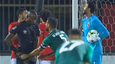 مشادة واعتذار .. التفاصيل الكاملة لمشادة الشناوي ومحمد عبد المنعم خلال مباراة الأهلي والرجاء