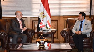 وزير الرياضة يبحث التعاون الثنائي مع سفير كندا