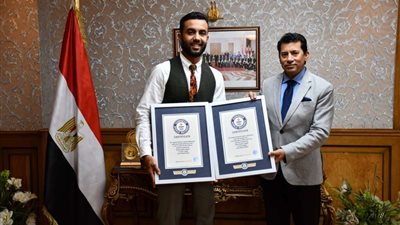 وزير الرياضة يكرم السباح عمر حجازي في السباحة تحت الماء