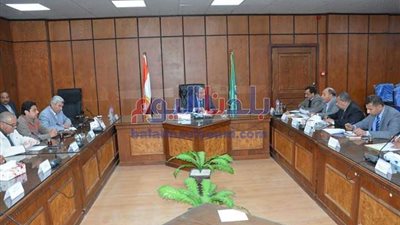 محافظ المنيا يوجه بتشكيل لجنة لحصر وفحص المصانع وقطع الأراضي