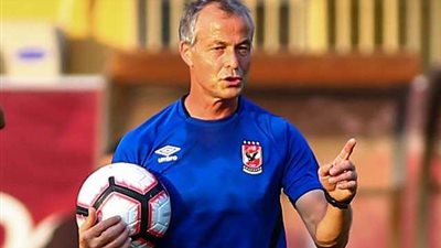 الأهلي يعتمد على خطه 