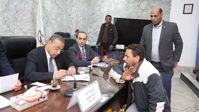 محافظ سوهاج يلتقي 180 مواطن لبحث وحل مشاكلهم