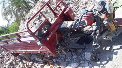 بالأسماء .. إصابة 4 أشخاص في حادث تصادم تروسيكل وميكروباص في قنا