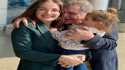 ابنة أصالة تخطف الأنظار برفقة والدها.. 