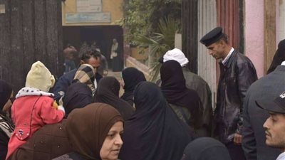 رجال الأمن بالجيزة يمنعون دخول المواطنين اللجان الانتخابية بكروت المرشحين