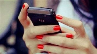 مقابل مبالغ مالية.. فتاة تستدرج شابًا لعلاقة عاطفية وابتزازه بنشر صور فاضحة له