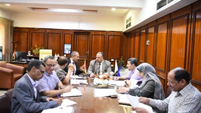 السكرتير العام يترأس اجتماع اللجنة العليا للإعلانات بقنا