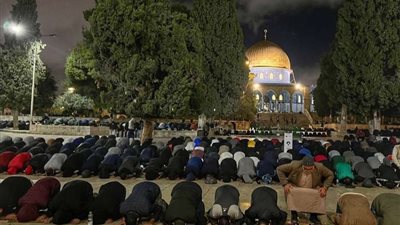 الشعب الفلسطيني يؤدي صلاتي العشاء والتراويح امام المسجد الاقصى المبارك (صور)