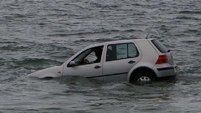 سقطت سيارته في البحر.. سائق ينجو من الموت بأعجوبة (فيديو)