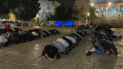 الشعب الفلسطيني يؤدى صلاتي العشاء والتراويح امام المسجد الاقصى المبارك (صور)
