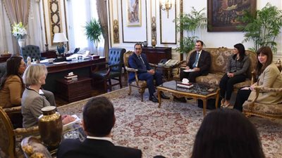 مدبولى يبحث التعاون مع البنك الأوروبي للإعمار والتنمية في تحلية مياه البحر