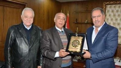 قبل مشاركته في مؤتمر دمشق: التكامل النقابي المصري يسلم هدية لرئيس عمال سوريا