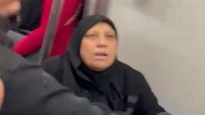 سيدة تعتدي على فتيات في المترو اعتراضًا على ملابسهن (فيديو)