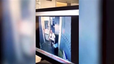 شاهد.. طرد طيّار ومساعدته من العمل بعد الذي حدث بينهما